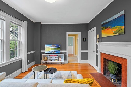 NEW Historic 1803 Salem 1BR l Walk to Haunted Happenings l SMALL DOG friendly
