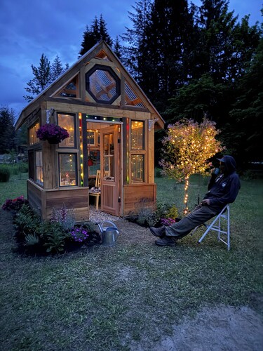 Ski Lodge on acreage close to RMR. Pet friendly!