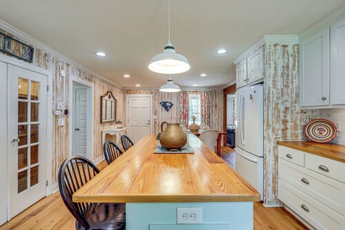3 Mi to Beach: Pawleys Island Cottage
