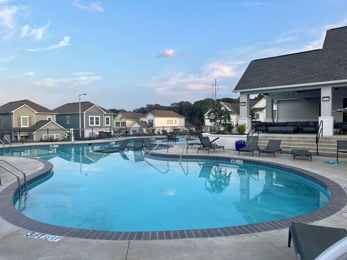Downtime-Time to relax in this BRAND NEW Oxford Cottage off of Sisk Avenue!