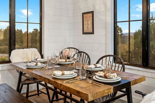 Modern 4BR Cabin w/ Breathtaking Views + Fireplace