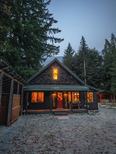 Cascade Crossing- fenced yard, spa, tons of amenities near Stevens Pass