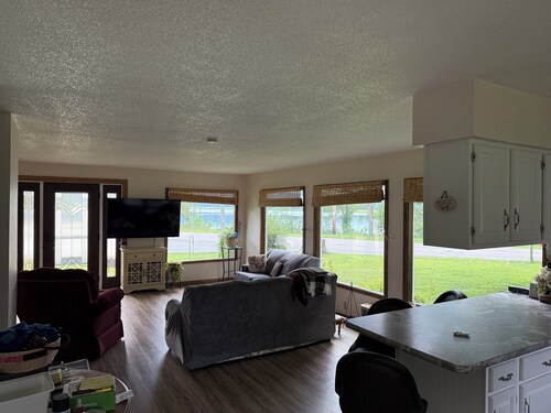 Cozy 2-bedroom cabin in charming Buffalo City with AC