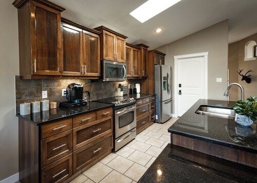 Modern Comfort, cozy family home for work & leisure in the luxurious Southside