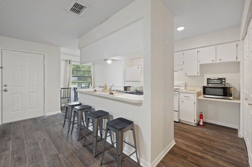 Fully Renovated & Private 2-bedroom home in Zephyrhills with Porch