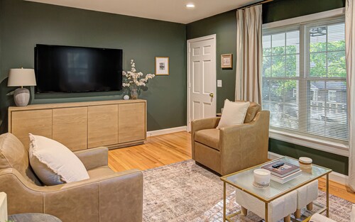 Recently renovated luxury duplex unit. Short walk to Atrium WF Baptist Hospital!