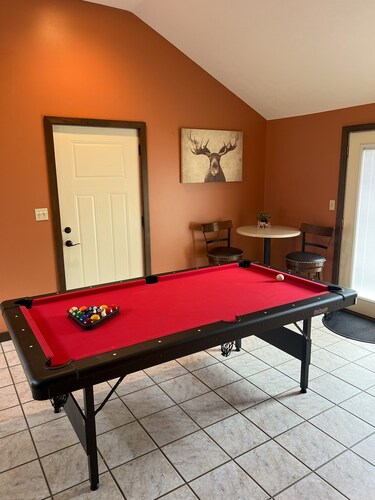 Charming cottage, porch, patio, valley views, close to caves, in Hocking Hills