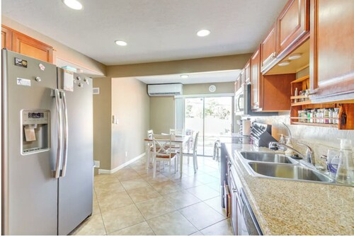 HOT TUB! Kayak Provided BBQ Ready Near Music Festivals & Rodeo Shows