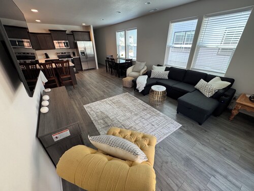 COZY!Brand New never lived in 3-bedroom Duplex in enjoyable Springfield with AC