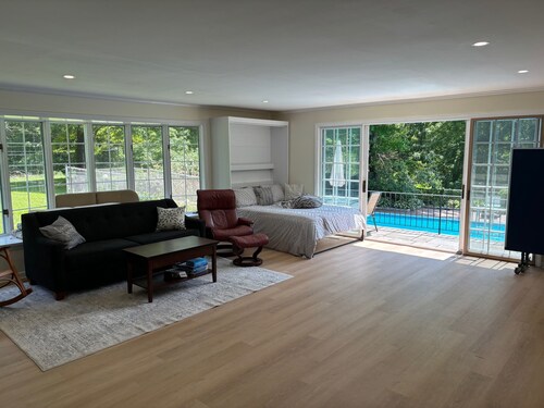 Southbury Charming Studio Retreat on Beautiful Grounds — Sleeps 4