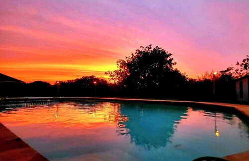 Peaceful Family Retreat – Minutes to AT&T & Rangers Stadiums, Six Flags & More!