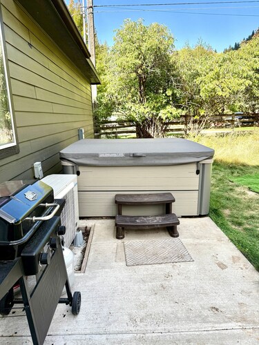 Mountain Meadow Retreat  Private Hot Tub-near lake