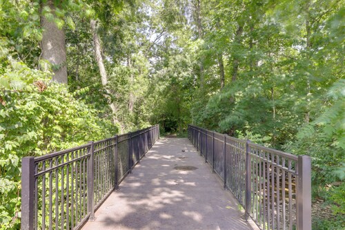 1 Block to Loveland Bike Trail: 'The Frog Man Inn'