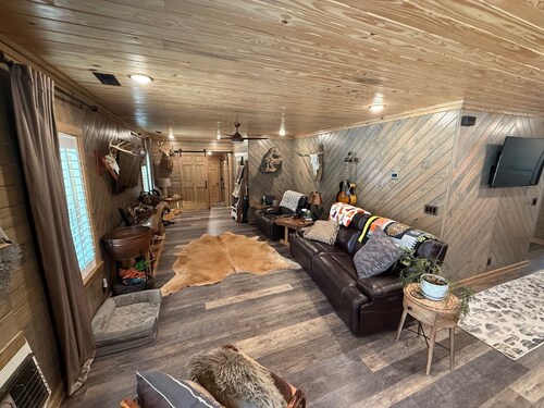 Charming 2-bedroom, 2 bath home near hunting and outdoor adventure.