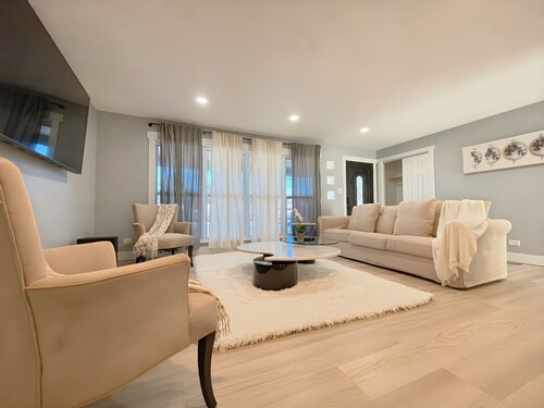 Schaumburg Modern 4BR Farmhouse w/ Private Master & Sleeps 9. Families & groups