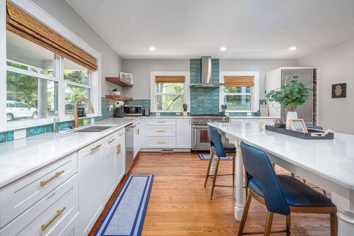 Stylish Durham Retreat - Walkable, Sleeps 6