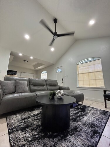 Modern Comfort / Remodeled 3-Bed, 2-Bath Retreat