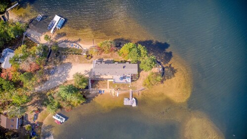 A four-season lakefront getaway on your own private peninsula