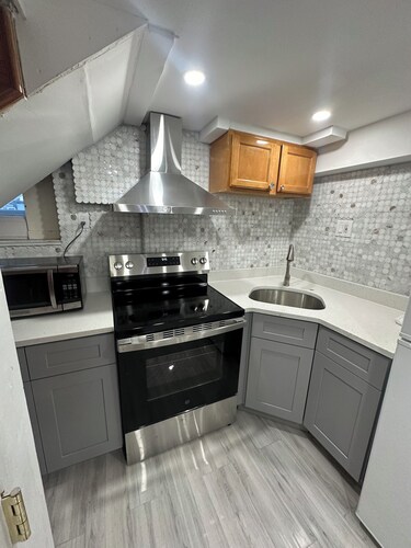 Small Cozy 2 bedroom Unit in Boston.