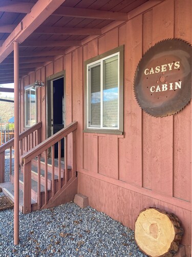 Historic 2-Bedroom Gold Miners Cabin on Trinity River, with Wi-Fi & A/c.