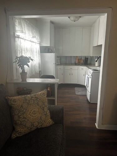 Little house in the alley. Charming 2-bedroom house in peaceful Pierre with AC