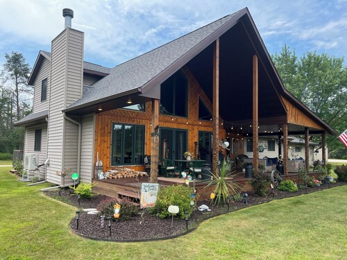 ATV/Snow trails! Huge Cov. Patio/A/C, Firepit, Clean, Spacious,Quiet, Att Garage