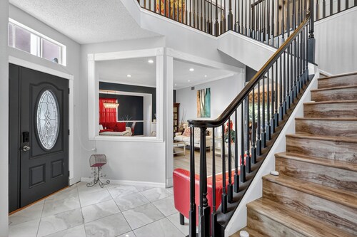 Tampa Luxury Estate: Pool, Theater, Fire Pit & Game Room- Sleeps 14+ in Brandon