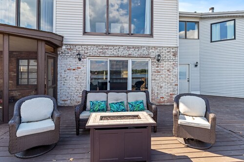 Renovated River Home Hot Tub Sauna Game Room