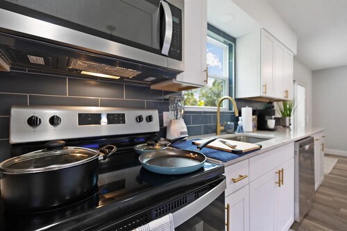 Renovated 2BR/2.5BA Townhome • 0.2 Mi to Stadium