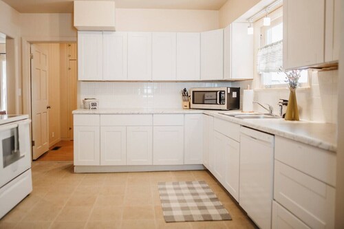 The Downtown Haus | Walking Distance to DT KFalls