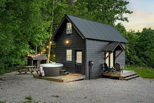 Hot Tub! Tiny Cabin Retreat near RRG