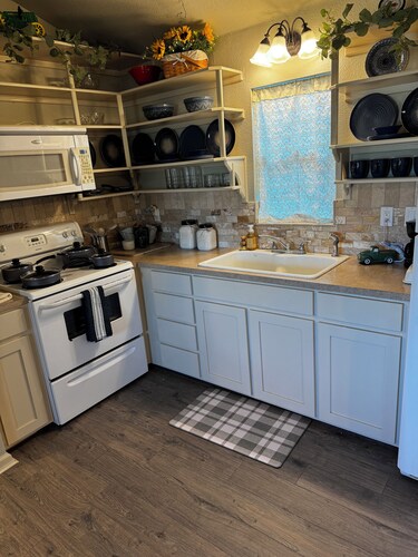 Cozy cabin in peaceful Glen Rose with AC fully furnished