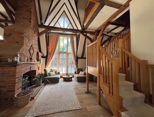 Kent barn private pool, hot tub & kids play area