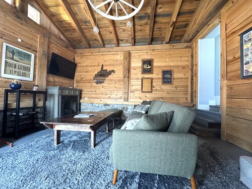 Updated 2BR/2BA cottage in the heart of Davis, WV!