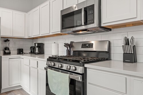 MODERN COMFORT • 3BR HOME NEAR AIRPORT & NETFLIX