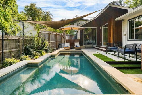 Modern Austin Home w/ Pool, Putting Green & Coffee Nook Townes Retreat by Avantstay