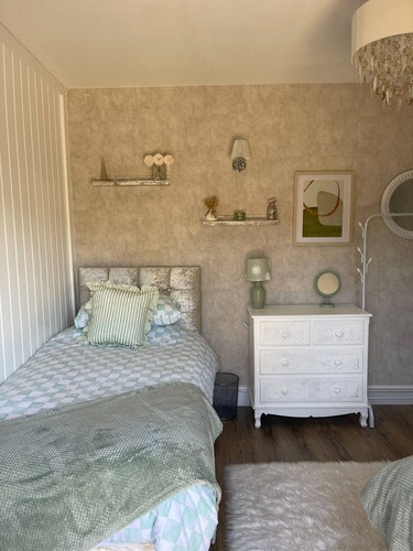 Staysolihull, Large Spacious Corner House,