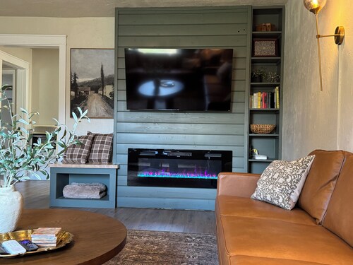 Historic 2 BR•King Bed•Big Yard•Firepit•Fireplace•Trailer Parking