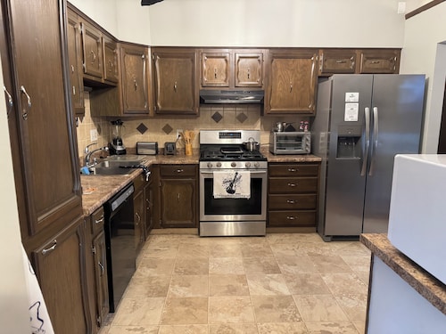 3-bedroom 2 bath House Featuring a Music Theme Decor