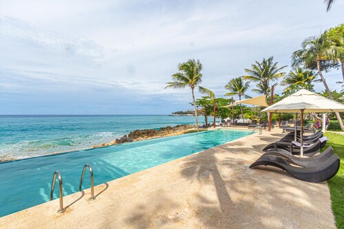 "infinity Blue", Private Beach!