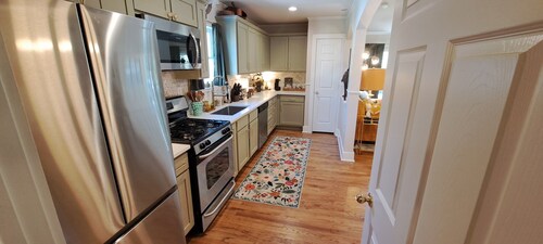 Charming 3-bedroom cottage in Historic downtown McKinney, 3 blocks from Square