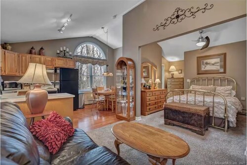 Charming In-Law Apt with independant entrance in Guilford