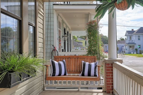 Bright Modern Coastal Retreat Near SCAD, 5-Minute Walk to Starland Yard + Food!