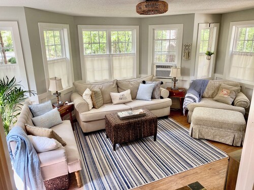 Charming 2-bedroom lake cottage with kayaks