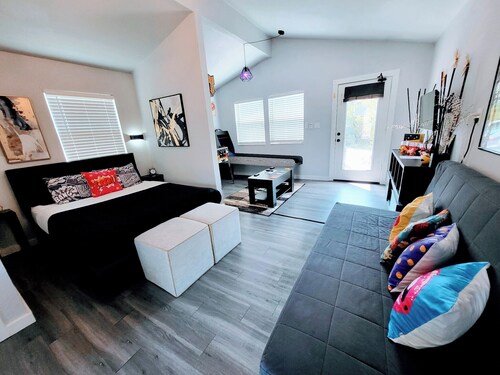 Gamer's Off-Grid & Secluded Getaway, Pets ALLOWED