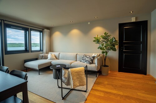 Steam Pier Adventure Hotel