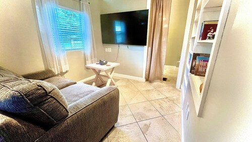 Charming 1-bedroom mother-in-law suite w/ full kitchen in delightful Apopka