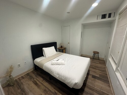 4-bedroom apartment in delightful Bridgeport with AC