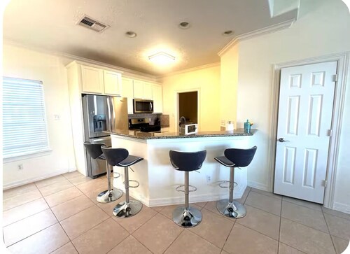 Gated 3bd in The Heart of Houston w/ garage 5 mins 2 downtown & Medical Center