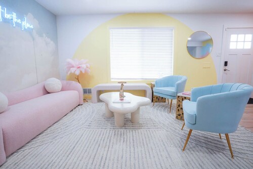 PECOS ST. PLAYHOUSE - 4-bed large group getaway Denver with backyard dining.